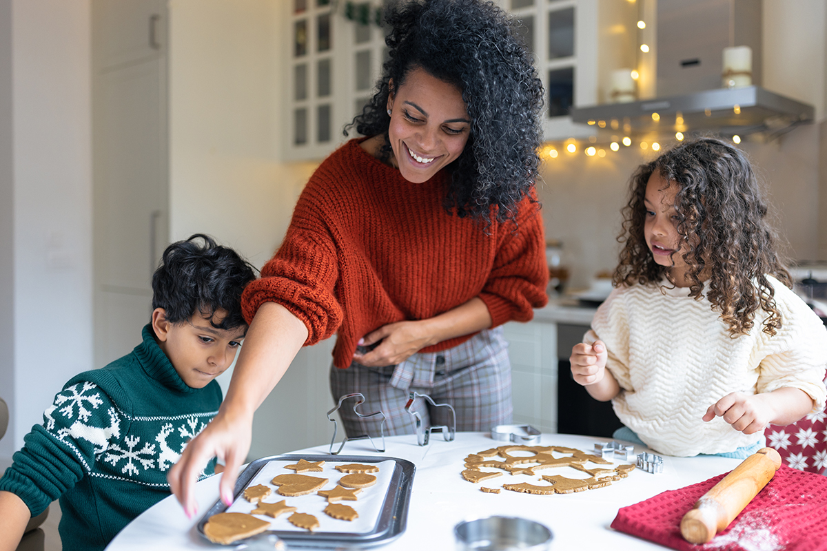 https://www.richmondamerican.com/blog/wp-content/uploads/2023/12/mom-baking-cookies-with-kids.jpg
